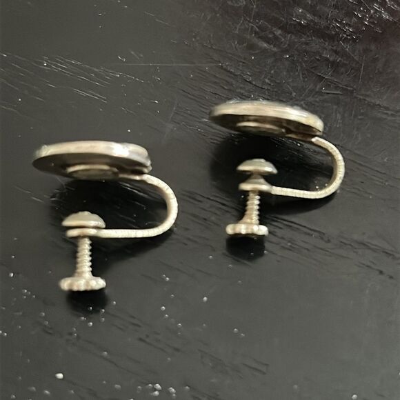 VIntage Signed Alpaca Mexico Sterling screwback earrings with mother of pearl - Picture 3 of 6